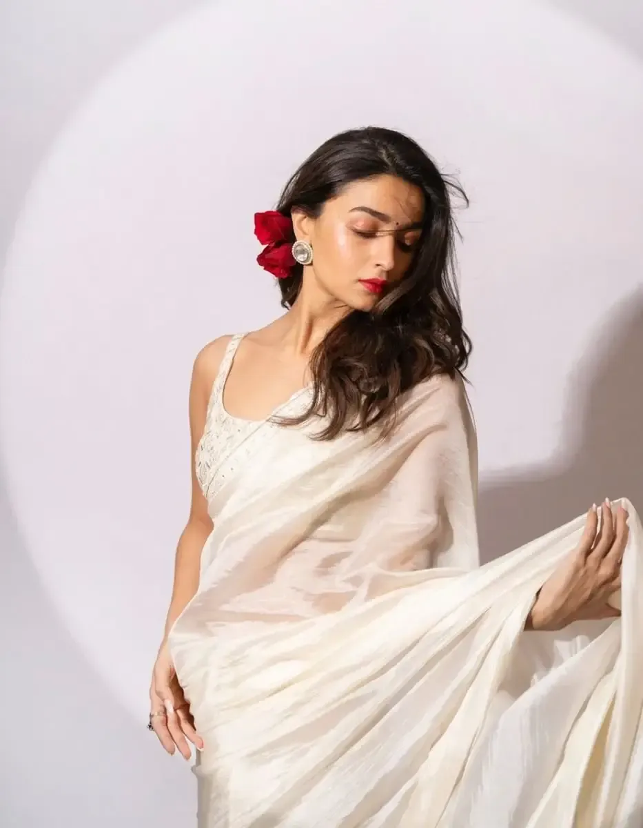 NORTH INDIAN ACTRESS ALIA BHATT IN TRADITIONAL WHITE SAREE 5